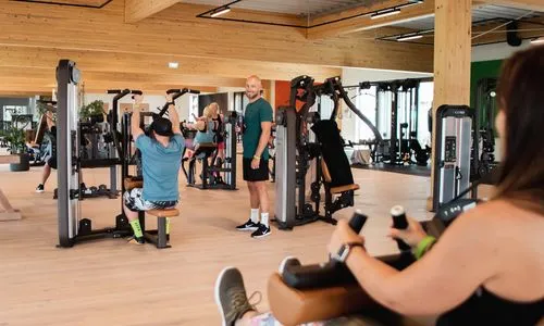 Einige Menschen trainieren im Fitnessstudio.