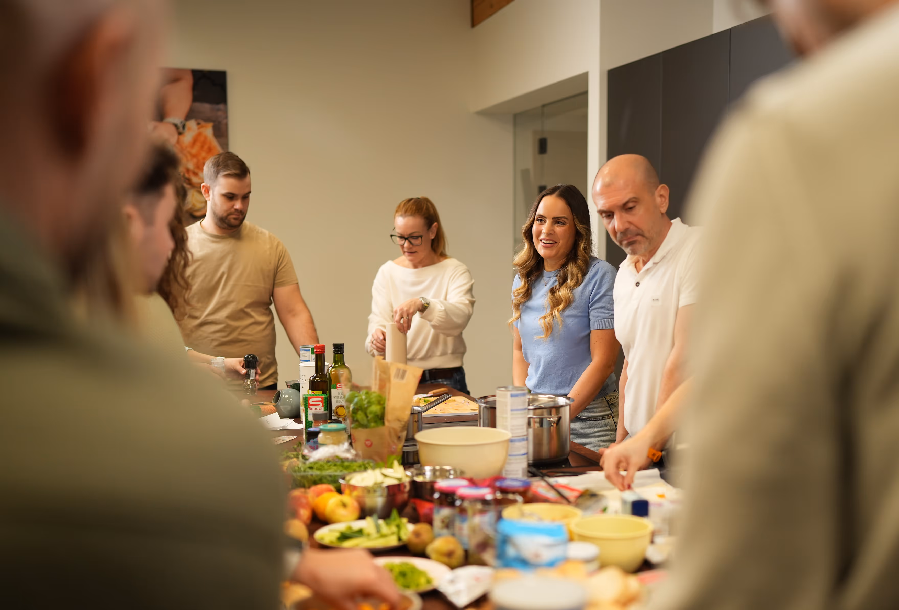 Mehrere Workshopteilnehmer hören gespannt Julia zu