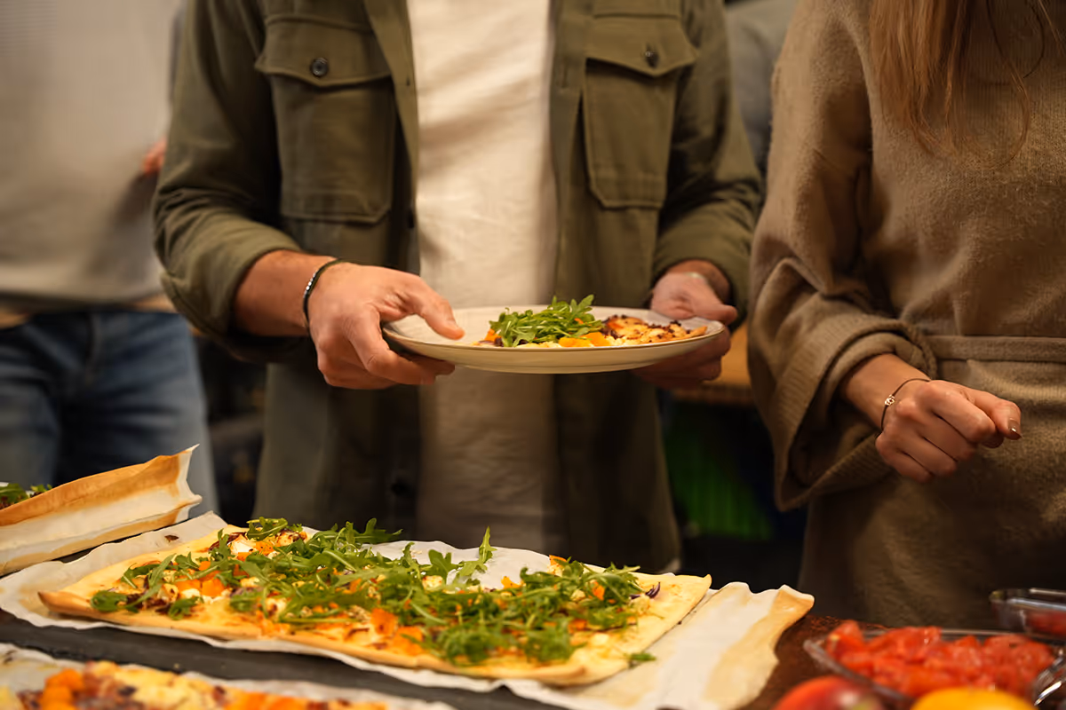 Leckeres Essen wird von den Kursteilnehmer angerichtet.