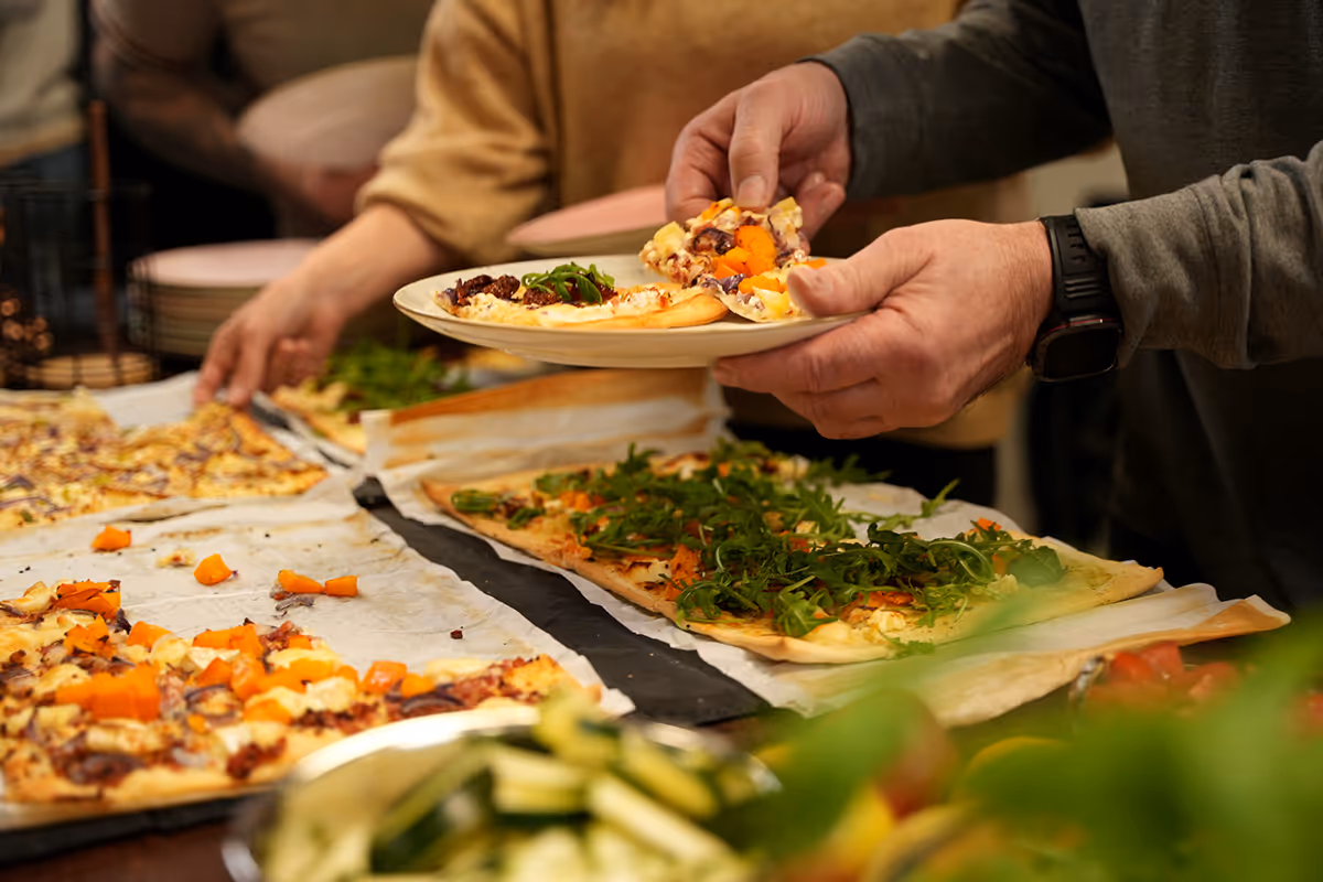 Workshop Teilnehmer bedienen sich vom reichhaltigen frisch gekochten Speisen.